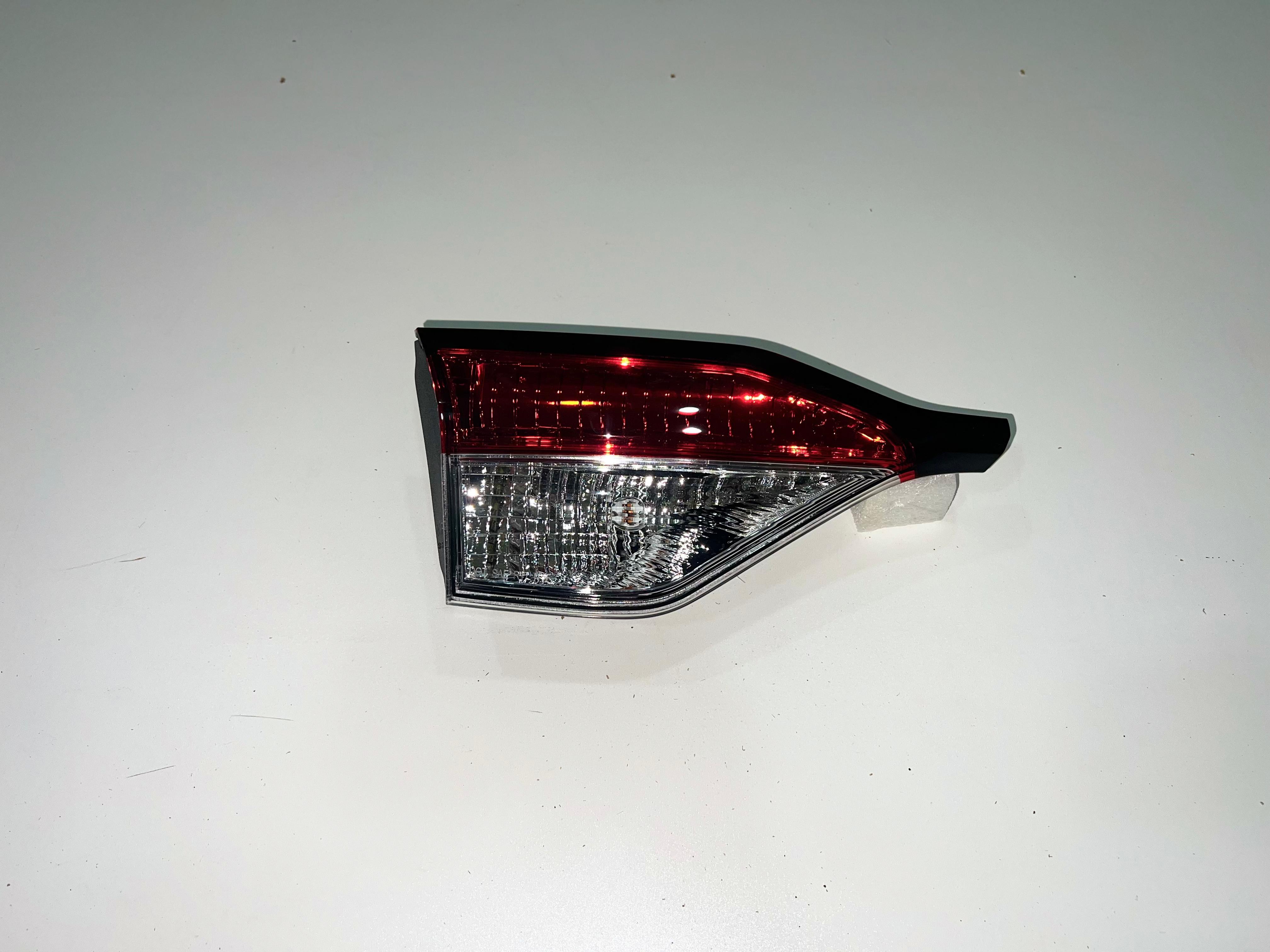 ФОНАРЬ на багажник COROLLA 210 20-22 SE RH